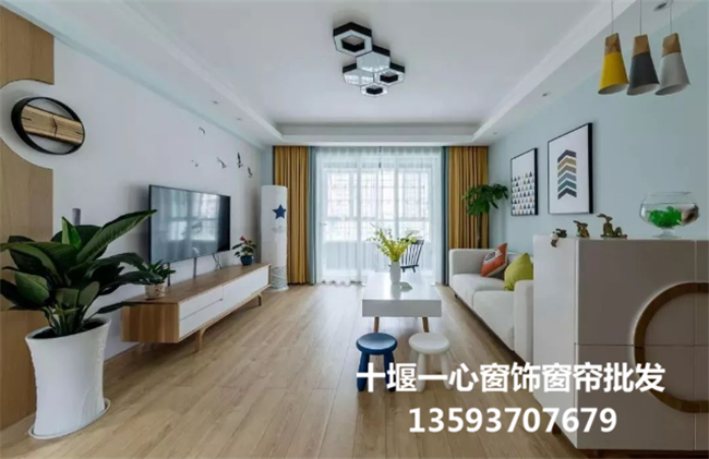 家里的窗帘很脏在窗帘比较高的地方,怎么方便的清洗呢?